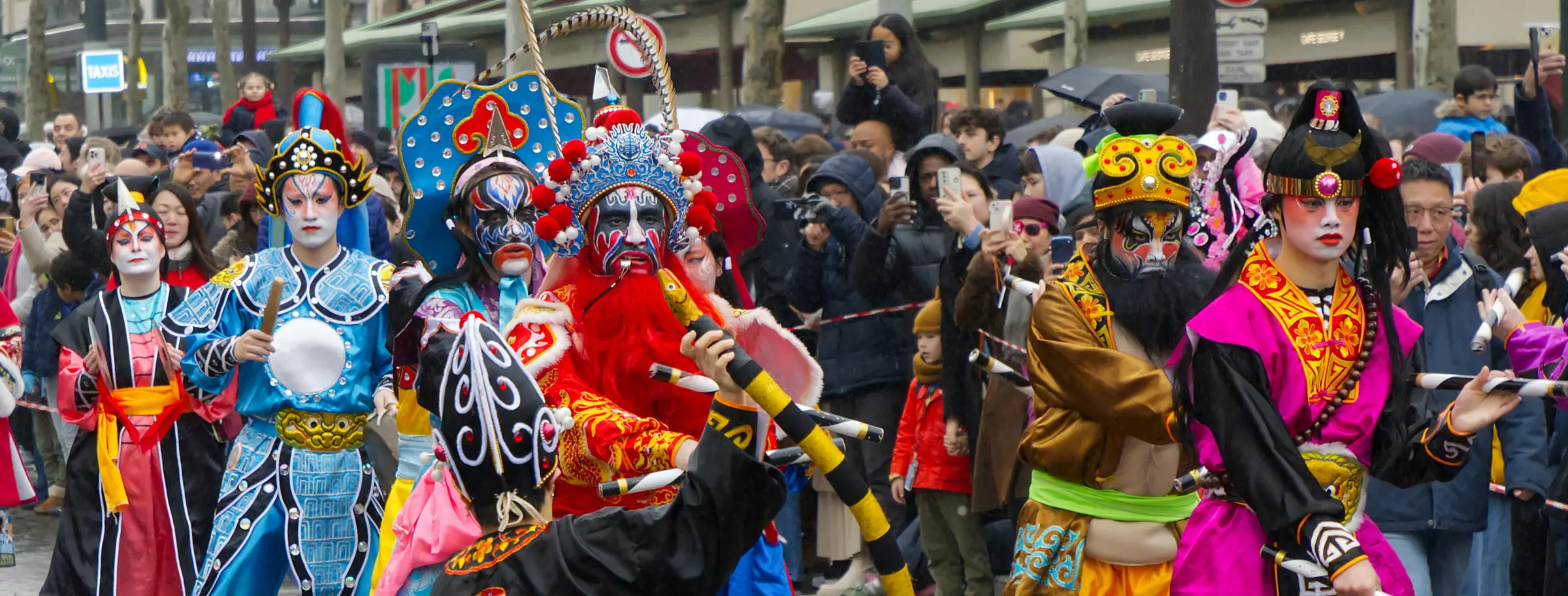 Des participants en costumes fantastiques défilent devant le public d’un festival