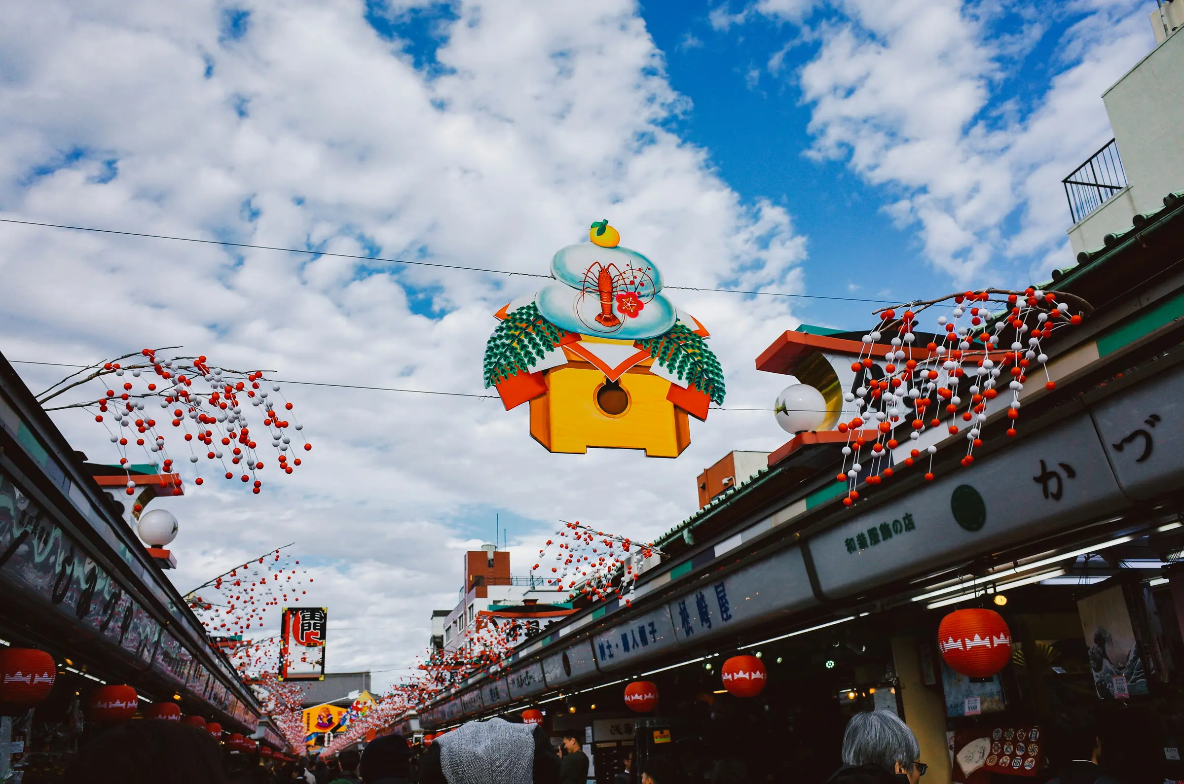 Une rue commerçante japonaise décorée pour un festival à Asakusa