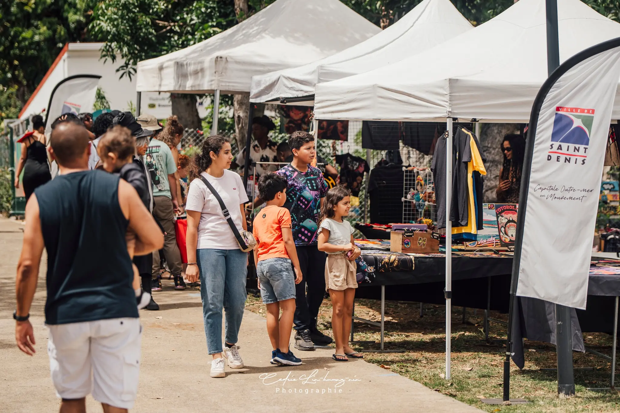 Des visiteurs découvrent les stands et exposants installés dans le jardin de Kiltir Geek 3