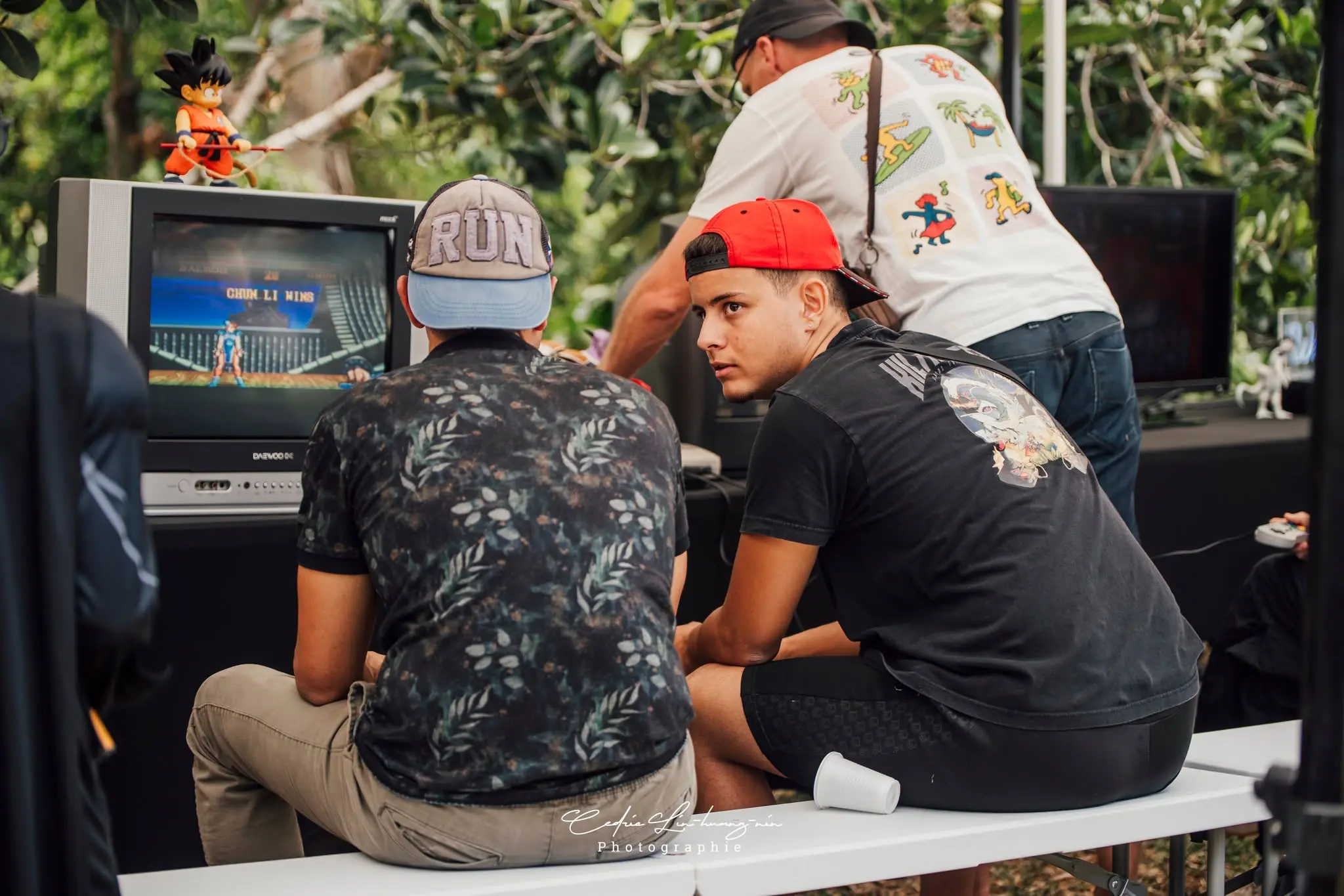 Two people play a retro fighting game during a Kiltir Geek event on Reunion Island.