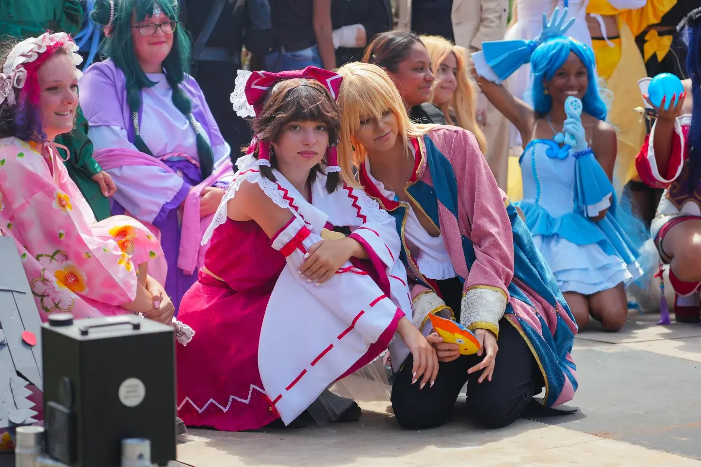 Plusieurs cosplayers aux costumes colorés sont réunis pendant Kiltir Geek 3