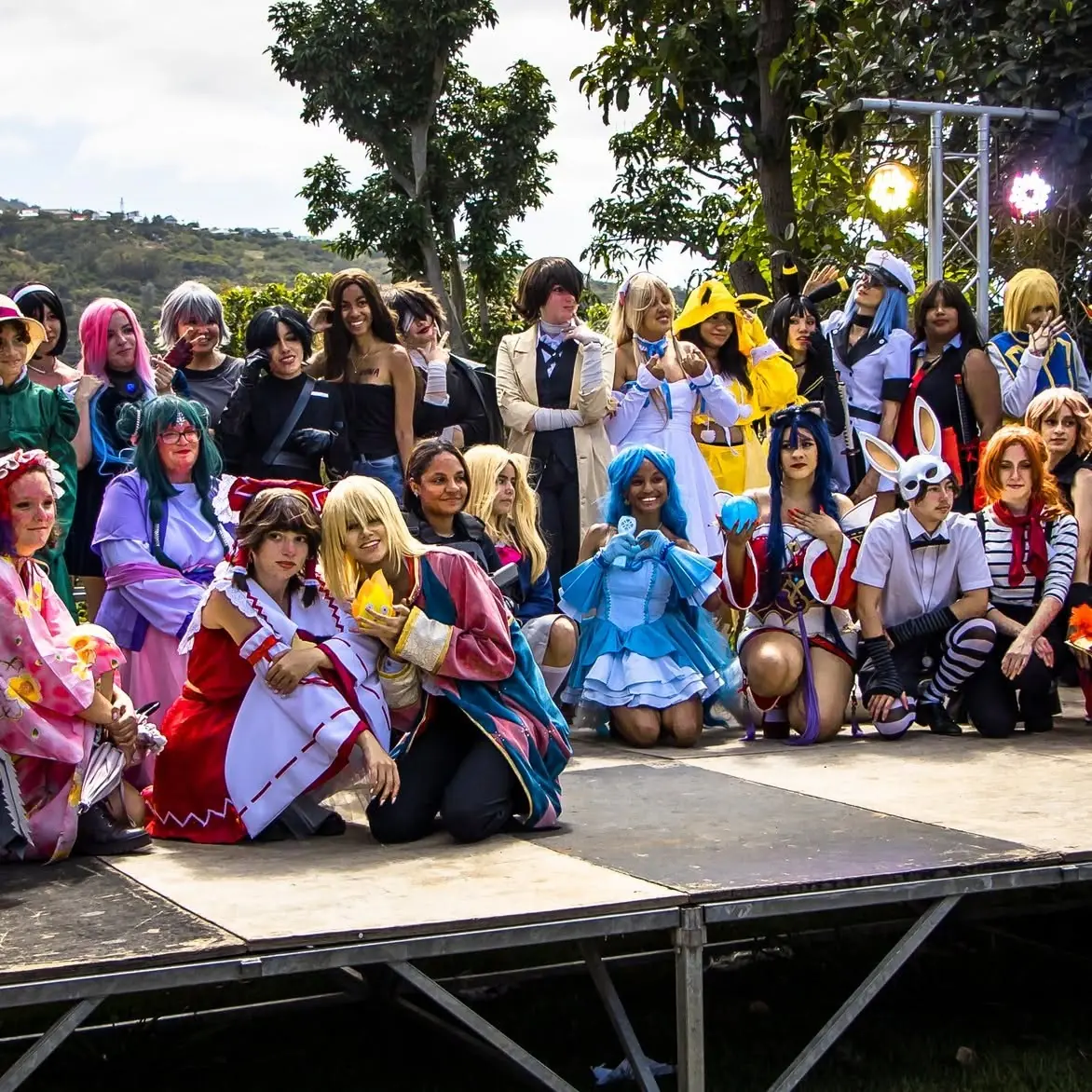 Un groupe de cosplayers pose sur la scène extérieure de Kiltir Geek 3 à La Réunion