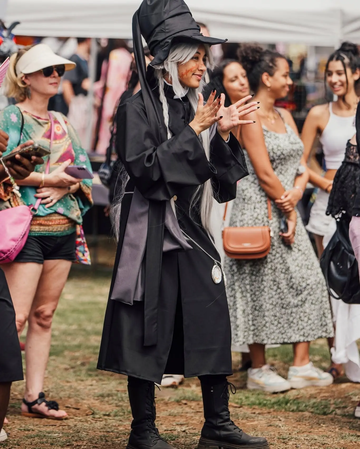 Cosplayeuse participant à une animation devant le public à La Réunion