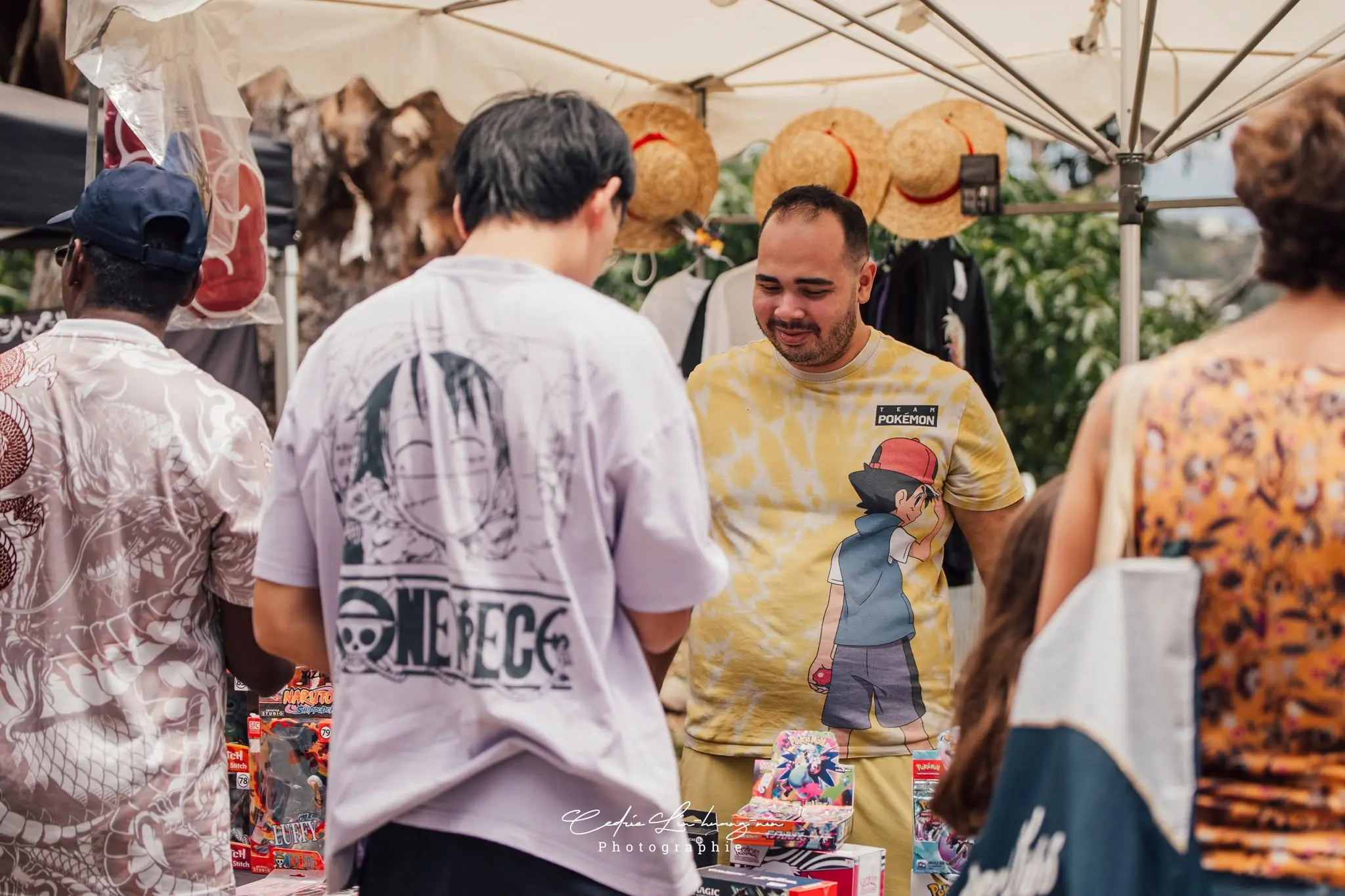 Des visiteurs échangent avec un exposant lors d’un rendez-vous geek à La Réunion