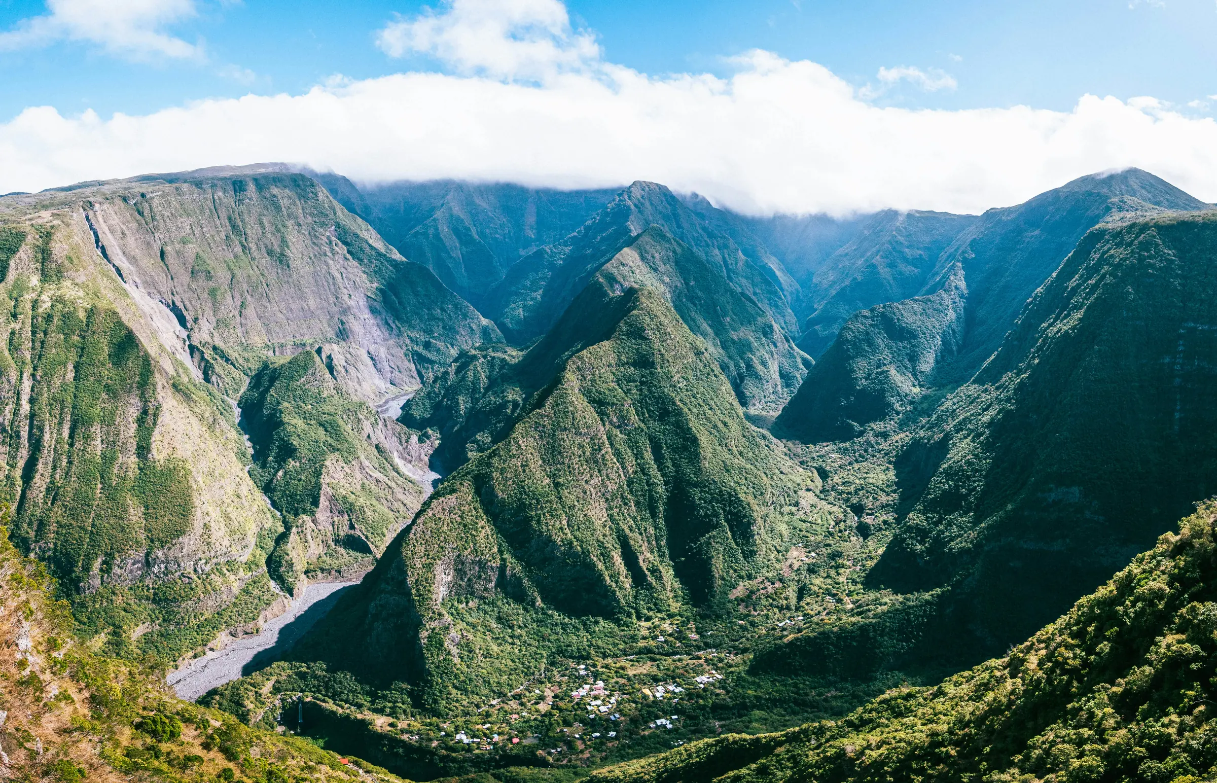 Un cirque verdoyant de La Réunion révèle ses remparts montagneux et une cascade