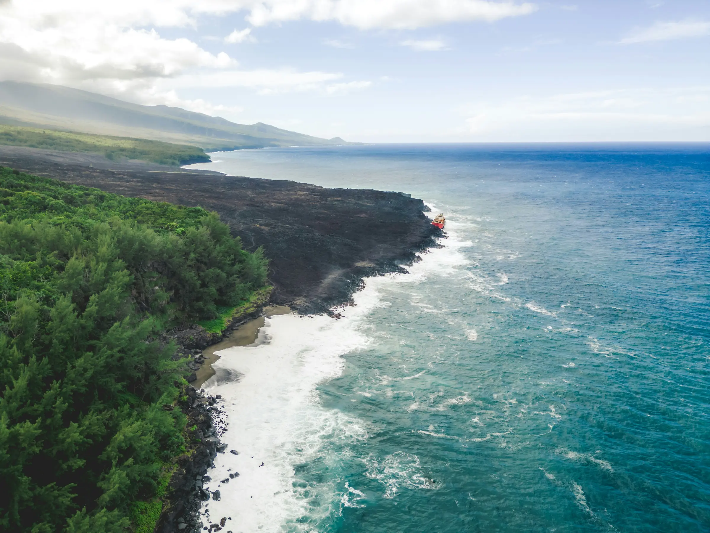 Vue aérienne du littoral volcanique et de l’océan à La Réunion