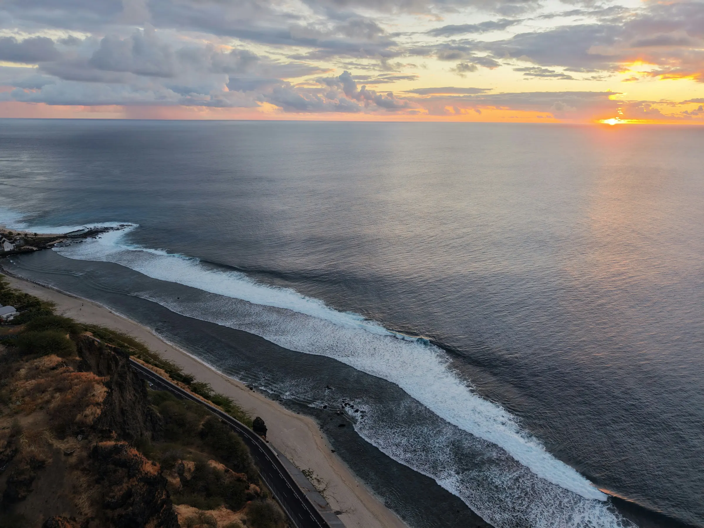 La route littorale de La Réunion au coucher du soleil entre montagne et océan Indien