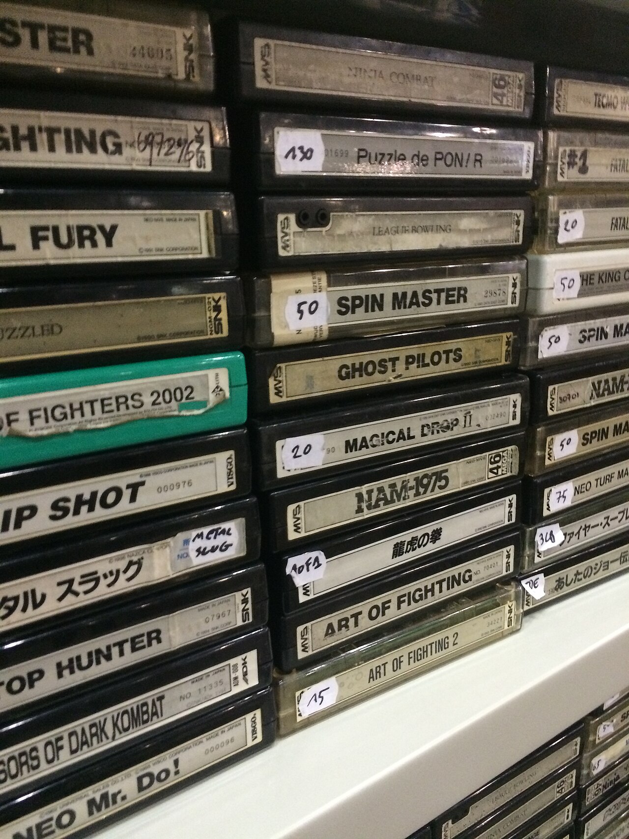 Rayonnage de cartouches Neo Geo MVS avec les titres des jeux visibles